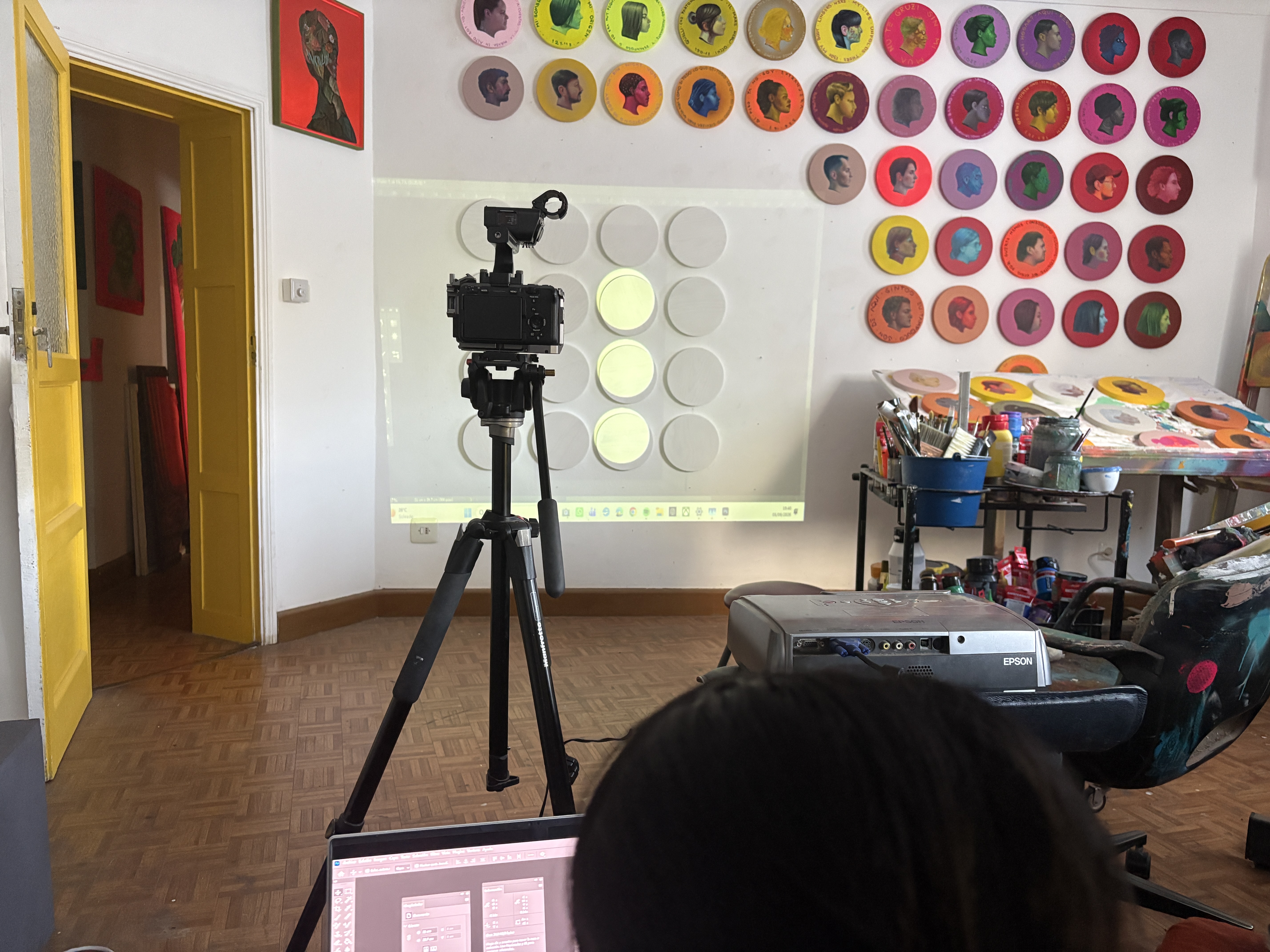 Trabajo con pintura y proyección en el estudio